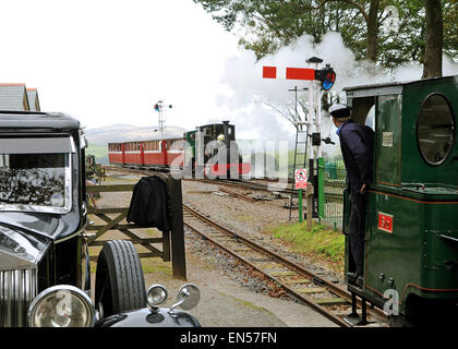 Drei Dampfmaschinen Sid Axe und Lilla in einer Ansicht an Woody Bay Station, mit einem klassischen Rolls-Royce Lynton und Barnstaple Bahn Stockfoto