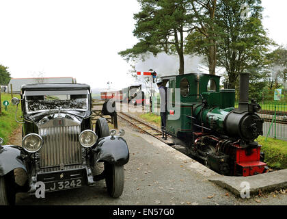 Drei Dampfmaschinen Sid Axe und Lilla in einer Ansicht an Woody Bay Station, mit einem klassischen Rolls-Royce Lynton und Barnstaple Bahn Stockfoto