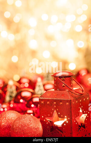 Rote Laterne und Weihnachten Kugeln mit goldenem Hintergrund Stockfoto