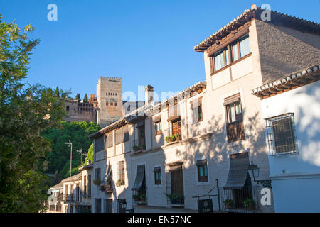 Cuesta De La Victoria Street im Stadtteil Albaicin, Granada, Spanien-Blick auf die Alhambra Stockfoto