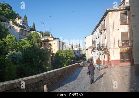 Historische Gebäude auf Carrera del Darro und vom Fluss Rio Darro, Granada, Spanien Stockfoto