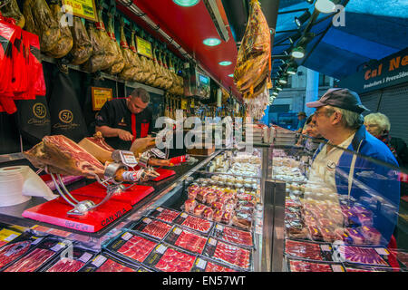 Stall, Verkauf von spanischen Schinken am Markt La Boqueria, Barcelona, Katalonien, Spanien Stockfoto