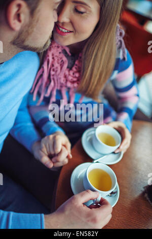 Romantisch zu zweit mit Tee im café Stockfoto
