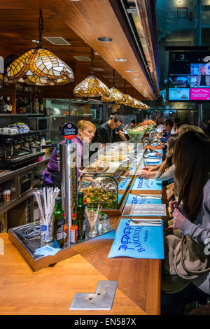 Bar Restaurant genießen Sie Tapas und traditionelle Gerichte am Markt La Boqueria, Barcelona, Katalonien, Spanien Stockfoto