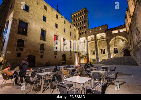 Nachtansicht des Plaza del Rey oder Placa del Rei mit Menschen sitzen in einem Straßencafé, Barcelona, Katalonien, Spanien Stockfoto