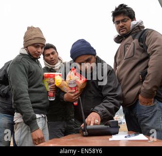 (150428)--GYIRONG, 28. April 2015 (Xinhua)--nepalesische Männer line-up zum kostenlosen telefonieren an Familien in Beben betroffenen Gyirong Stadt, Südwest-China Tibet autonome Region, 28. April 2015. Mehr als 250 Nepalesen, die Arbeiten in der Nähe von Gyirong Stadt wurden in Notunterkünften nach Samstag Erdbeben umgesiedelt.  (Xinhua/Liu Dongjun) (Angeles) Stockfoto