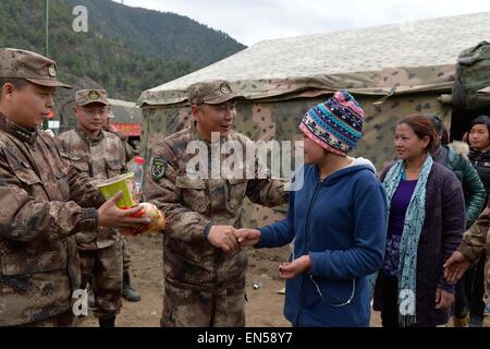 (150428)--GYIRONG, 28. April 2015 (Xinhua)--nepalesischen Frauen Line-up für Lebensmittel außerhalb der Zelte in Beben betroffen Gyirong Stadt, Südwest-China Tibet autonome Region, 28. April 2015. Mehr als 250 Nepalesen, die Arbeiten in der Nähe von Gyirong Stadt wurden in Notunterkünften nach Samstag Erdbeben umgesiedelt.  (Xinhua/Liu Dongjun) (Angeles) Stockfoto