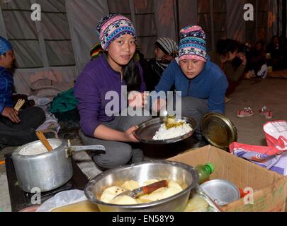 (150428)--GYIRONG, 28. April 2015 (Xinhua)--nepalesische Frauen haben Mittagessen in einem Zelt in der Beben betroffen Gyirong Stadt, Südwest-China Tibet autonome Region, 28. April 2015. Mehr als 250 Nepalesen, die Arbeiten in der Nähe von Gyirong Stadt wurden in Notunterkünften nach Samstag Erdbeben umgesiedelt.  (Xinhua/Liu Dongjun) (Angeles) Stockfoto