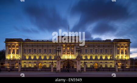 Ein Farbbild Langzeitbelichtung im Buckingham Palace in London getroffen, während sie an einem windigen Tag entzündet wurde Stockfoto