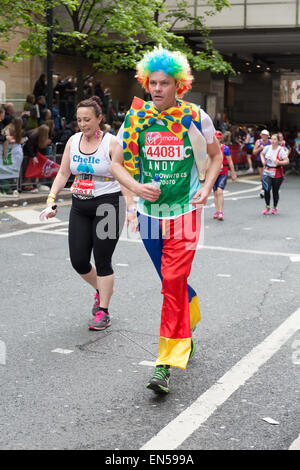 Club, der Nächstenliebe und der Stimmzettel Läufer läuft beim London-Marathon 2015 Jungfrau Geld Stockfoto