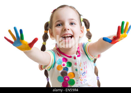 lächelndes Kind Mädchen mit bunten Hände in Farben auf weiß Stockfoto