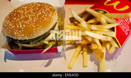 ILLUSTRATION - eine große Portion Pommes Frites und eine klassische Big Mac Burger sind auf dem Display auf einem Tablett in einem Zweig Restaurant Fast-Food Kette McDonald's in Mülheim am Main, Deutschland, 22. April 2015. Foto: Christoph Schmidt/dpa Stockfoto