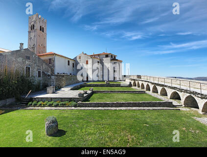 Die Mauern und Türme von Motovun, eine kleine mittelalterliche Stadt in Istrien, Kroatien Stockfoto