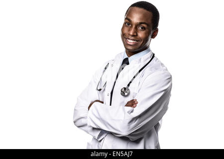 Attraktive zuversichtlich männlichen afrikanischen Arzt trägt einen weißen Kittel und Stethoskop mit einem glücklichen Gesichtsausdruck in die Kamera schaut Stockfoto