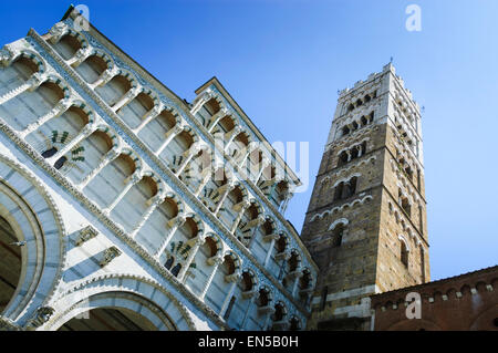 Blick hinauf auf den Turm von der reich verzierten Duomo di San Martino-Lucca Toskana Italien Stockfoto