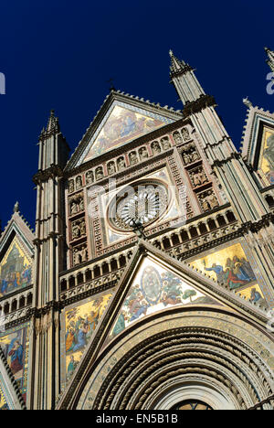 Goldene Fassade des Duomo di Orvieto Umbrien Stockfoto