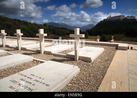 Grabsteine auf dem polnischen Friedhof stehen stolz gegenüber der Abtei in Monte Cassino Stockfoto