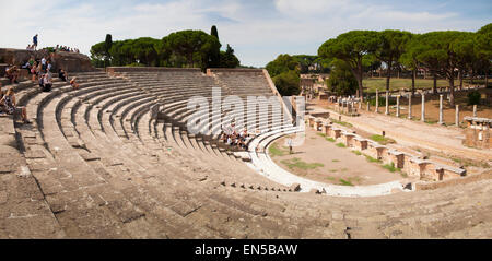 Der Zuschauerraum des Theaters auf der alten römischen Hafen Stadt Ruine des Ostia bei Rom. Stockfoto