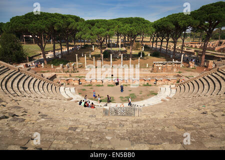 Der Zuschauerraum des Theaters und der Tempio di Cerere auf dem alten römischen Hafen Stadt Ruine des Ostia bei Rom Stockfoto