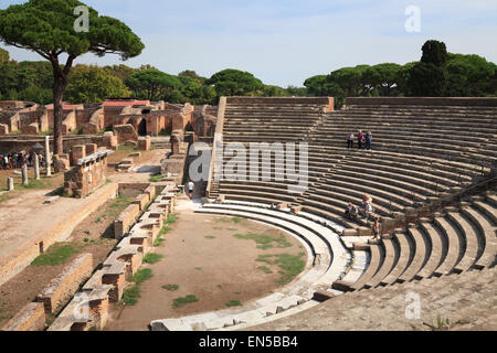 Der Zuschauerraum des Theaters auf der alten römischen Hafen Stadt Ruine des Ostia bei Rom. Stockfoto