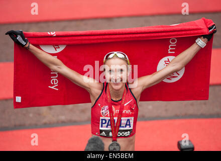 Paula Radcliffe feiert nach dem Zieleinlauf Virgin Geld 2015 London Marathon Club, Nächstenliebe und Wahlen. Stockfoto