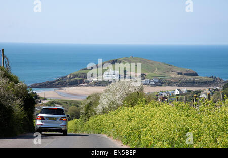 Burgh Island und Hotel vor der englischen Küste South Devon England Großbritannien gesehen von einer Landstraße in Bigbury mit einem silbernen Auto Stockfoto