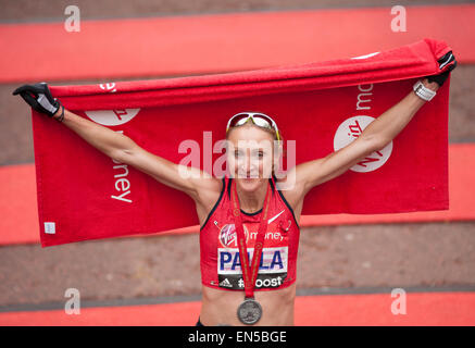 Paula Radcliffe feiert nach dem Zieleinlauf Virgin Geld 2015 London Marathon Club, Nächstenliebe und Wahlen. Stockfoto