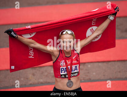 Paula Radcliffe feiert nach dem Zieleinlauf Virgin Geld 2015 London Marathon Club, Nächstenliebe und Wahlen. Stockfoto