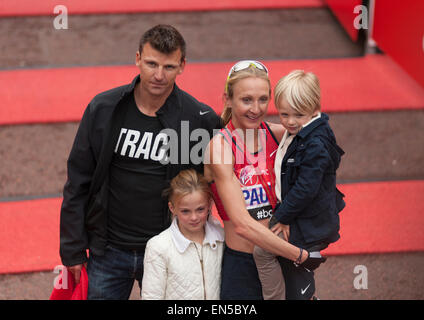 Paula Radcliffe auf The Mall mit Familie nach Zieleinlauf Virgin Geld 2015 London Marathon Club, Nächstenliebe und Wahlen. Stockfoto