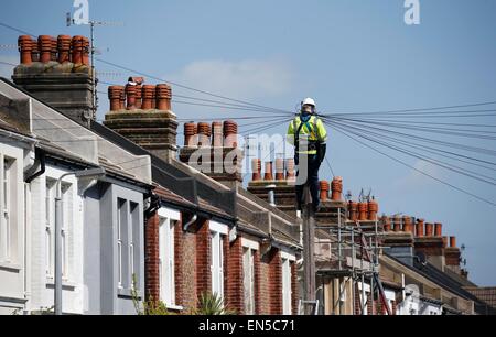 Ein BT-Ingenieur eine Telegraphen-Umfrage in einer Wohnstraße in Brighton. Bild von James Boardman Stockfoto