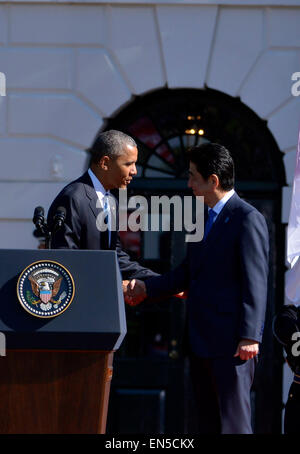 Washington, DC, USA. 28. April 2015. US-Präsident Barack Obama (L) und Besuch der japanische Premierminister Shinzo Abe besuchen eine Willkommenszeremonie auf dem South Lawn des weißen Hauses in Washington, D.C., Hauptstadt der USA, 28. April 2015. Bildnachweis: Yin Bogu/Xinhua/Alamy Live-Nachrichten Stockfoto