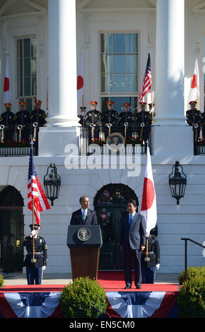 Washington, DC, USA. 28. April 2015. US-Präsident Barack Obama (vorne, L) und Besuch der japanische Premierminister Shinzo Abe eine Willkommenszeremonie auf dem South Lawn des weißen Hauses in Washington, D.C., Hauptstadt der USA, 28. April 2015 teilnehmen. Bildnachweis: Yin Bogu/Xinhua/Alamy Live-Nachrichten Stockfoto
