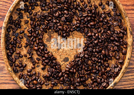 Herzform aus Kaffeebohnen hergestellt Stockfoto