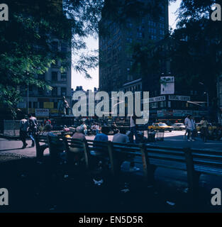 Unterwegs in Manhattan, New York City, New York, USA 1980er Jahre. Auf dem Weg in Manhattan, New York City, New York, USA der 1980er Jahre. Stockfoto