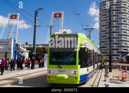 Straßenbahn in East Croydon Station in Surrey UK Stockfoto