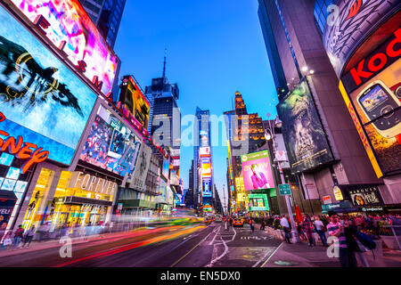 New York City, USA in Times Square Gedränge und Verkehr in der Nacht. Stockfoto