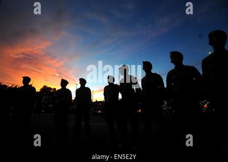 Jakarta, Indonesien. 28. April 2015. Indonesische Polizei Wachen Aktivisten hatten Protest für die Tode Verurteilter Drogenhändler, Todesstrafe bei außerhalb Indonesien Präsidentenpalast am 28. April 2015 in Jakarta, Indonesien zu stoppen. Indonesische Regierung hat 72 Stunden Ausführung gegeben Mitteilung an neun Todeskandidaten in Fällen Droge aus Australien, Philippinen, Nigeria und Brasilien. Bildnachweis: Sijori Bilder/ZUMA Draht/Alamy Live-Nachrichten Stockfoto