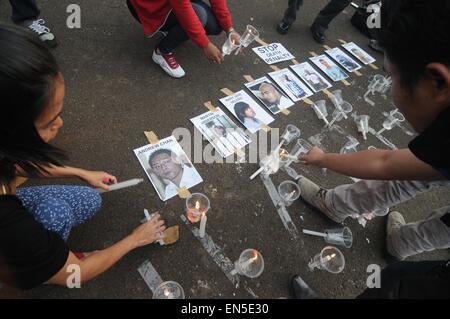 Jakarta, Indonesien. 28. April 2015. Indonesische Aktivisten halten einen Protest für die Tode Verurteilter Drogenhändler, Todesstrafe bei außerhalb Indonesien Präsidentenpalast am 28. April 2015 in Jakarta, Indonesien zu stoppen. Indonesische Regierung hat 72 Stunden Ausführung gegeben Mitteilung an neun Todeskandidaten in Fällen Droge aus Australien, Philippinen, Nigeria und Brasilien. Bildnachweis: Sijori Bilder/ZUMA Draht/Alamy Live-Nachrichten Stockfoto