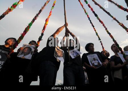 Jakarta, Indonesien. 28. April 2015. Indonesische Aktivisten halten einen Protest für die Tode Verurteilter Drogenhändler, Todesstrafe bei außerhalb Indonesien Präsidentenpalast am 28. April 2015 in Jakarta, Indonesien zu stoppen. Indonesische Regierung hat 72 Stunden Ausführung gegeben Mitteilung an neun Todeskandidaten in Fällen Droge aus Australien, Philippinen, Nigeria und Brasilien. Bildnachweis: Sijori Bilder/ZUMA Draht/Alamy Live-Nachrichten Stockfoto