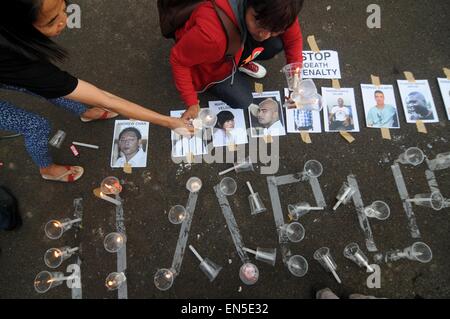 Jakarta, Indonesien. 28. April 2015. Indonesische Aktivisten halten einen Protest für die Tode Verurteilter Drogenhändler, Todesstrafe bei außerhalb Indonesien Präsidentenpalast am 28. April 2015 in Jakarta, Indonesien zu stoppen. Indonesische Regierung hat 72 Stunden Ausführung gegeben Mitteilung an neun Todeskandidaten in Fällen Droge aus Australien, Philippinen, Nigeria und Brasilien. Bildnachweis: Sijori Bilder/ZUMA Draht/Alamy Live-Nachrichten Stockfoto