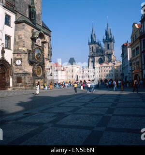 Aussicht Auf Die astronomischen Uhr bin Prager Rathaus Und Die Marienkirche, Prager Altstädter Ring, stilsicheren 1980er Jahre. Blick Stockfoto