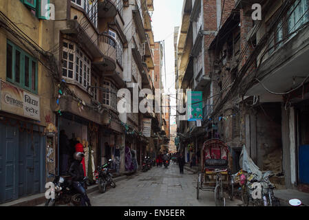 Auf den Straßen von Thamel in Kathmandu, Nepal, die Herzen der touristischen Zone einige Monate vor dem Erdbeben der Stärke 7,8 Stockfoto