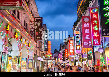 Fußgänger passieren Shangxiajiu Fußgängerzone in Guangzhou, China. Stockfoto