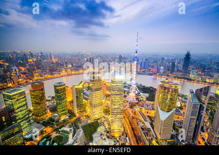 Skyline von Shanghai, China über den Finanzdistrikt Pudong. Stockfoto