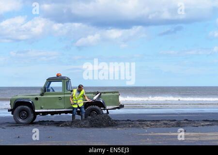 Hartlepool, Cleveland, UK. 28. April 2015. Tony Reid, 22, aus Hartlepool Futterpflanzen für Meer-Kohle, die an die Flut angespült wird. Die Tradition seit Jahrhunderten an der nordöstlichen Küste praktiziert, aber jetzt nur eine Handvoll Leute noch weitermachen die Tradition. Die Kohle verkauft für ca. £10 pro Tonne und dient in Kohlekraftwerken. Bildnachweis: Robert Smith/Alamy Live-Nachrichten Stockfoto