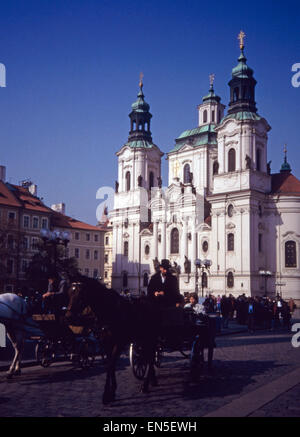 Eine Kutschfahrt Zur Nikolaikirche, Prag; Sandsteinschlucht 1980er Jahre. Kutschenfahrt, St.-Nikolaus-Kirche, Prag, Tschechien der 1980er Jahre. Stockfoto