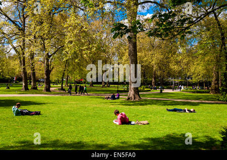 London, UK. 28. April 2015. Großbritannien Wetter. Menschen entspannen im Garten an einem schönen sonnigen, warmen Tag. Bildnachweis: Richard Wayman/Alamy Live-Nachrichten Stockfoto