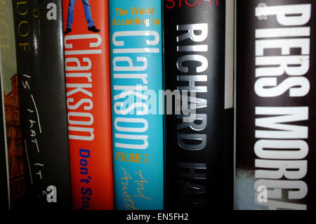 Eine Auswahl von prominenten Autobiographien auf darunter Bücher von Piers Morgan und Jeremy Clarkson im Display in ein Welsh B & B. Stockfoto