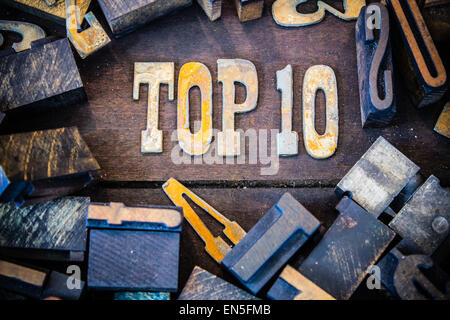 Die Worte TOP 10 in rostigem Metall-Lettern umgeben von Vintage aus Holz und Metall Buchdruck Art geschrieben. Stockfoto