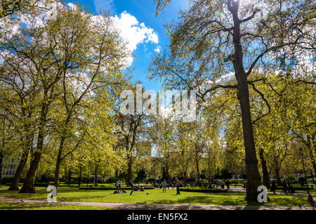 London, UK. 28. April 2015. Großbritannien Wetter. Menschen entspannen im Garten an einem schönen sonnigen, warmen Tag. Bildnachweis: Richard Wayman/Alamy Live-Nachrichten Stockfoto